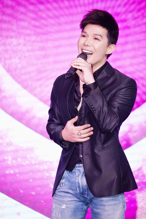 Nathan Lee gap su co khi hat dam cuoi, suyt ngat xiu