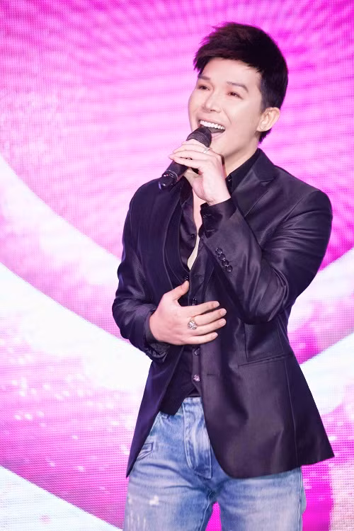 Nathan Lee gap su co khi hat dam cuoi, suyt ngat xiu