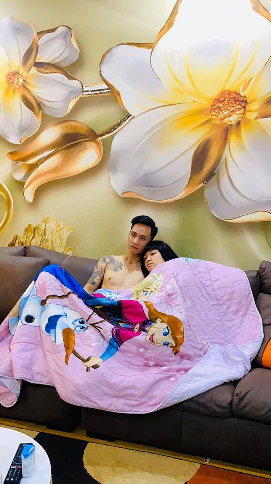 Siêu mẫu Hạ Vy nhàn rỗi ôm chồng xem phim: "Corona là nằm nhà xem phim và ôm ấp anh Còi! Không dám ra đường luôn ý. Các bạn nhỏ nghỉ Tết thêm 1 tuần, mong dịch nhanh cút đi để mọi hoạt động trở lại bình thường".