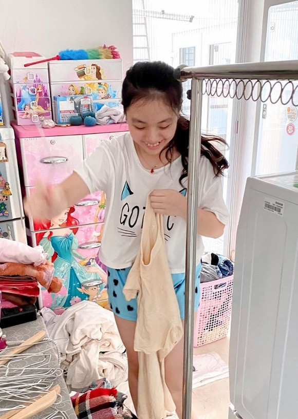 Thuý Hạnh sung sướng viết: "Chính ra nhà không có giúp việc lại hay, các nàng tự lập tự lao động, biết phụ giúp việc nhà, bớt lười biếng, bớt ôm máy tính bảng điện thoại".