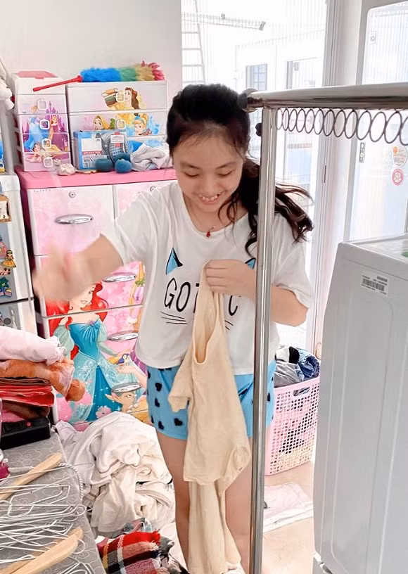 Thuý Hạnh sung sướng viết: "Chính ra nhà không có giúp việc lại hay, các nàng tự lập tự lao động, biết phụ giúp việc nhà, bớt lười biếng, bớt ôm máy tính bảng điện thoại".