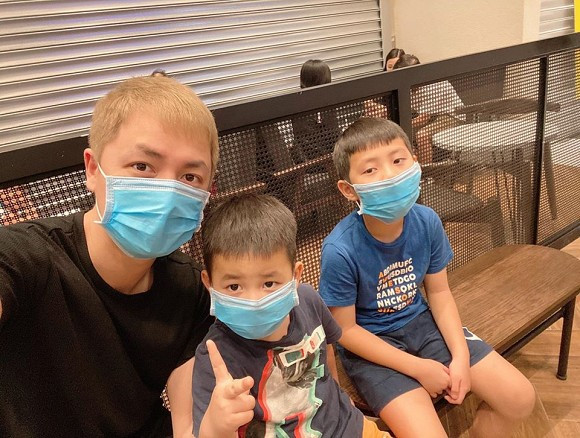 Vợ chồng Đăng Khôi dạy con bịt khẩu trang khi đi ra ngoài. Bà xã Đăng Khôi chia sẻ: "TPHCM các bé được nghỉ học 1 tuần nha các mẹ. Nghỉ để nghe ngóng tình hình và chuẩn bị chống dịch cho tốt, đừng chủ quan nha mọi người ơi. Tuy 1 tuần không phải là dài mà có thể hết được dịch ngay nhưng việc nghỉ rất quan trọng. Thứ 2 là toàn dân đi du lịch, về quê cũng lên các thành phố làm việc và học tập nên diễn biến dịch sẽ phức tạp hơn, chúng ta có 1 tuần đánh giá và chuẩn bị".