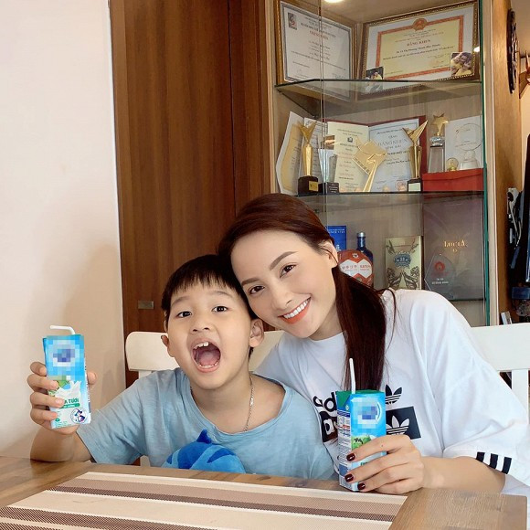 Bảo Thanh cho biết: "Ngày mai bọn trẻ được nghỉ học! Corona và ô nhiễm cực cao. Chúc các bố mẹ may mắn nhé ahihi. Em là em thủ sẵn lương thực thực phẩm rồi. Đến là khổ".