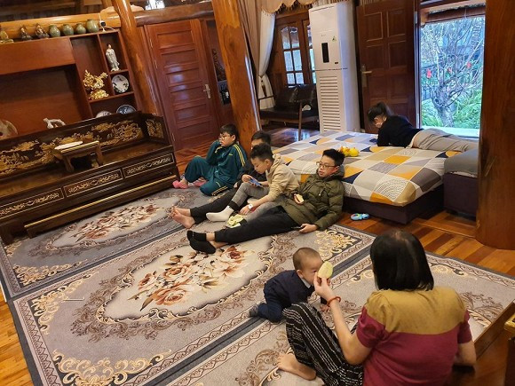 Vợ của Xuân Bắc ở nhà trông các con khi các bé được nghỉ học vì dịch corona.