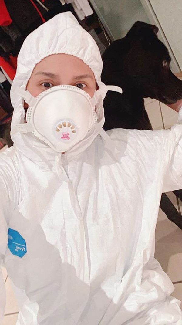 Trước đó, người mẫu Võ Hoàng Yến cũng mặc trang phục bảo hộ khi bay từ Mỹ về Việt Nam sau chuyến công tác. Hiện, cô được cách ly tại Trung tâm Giáo dục quốc phòng, Dĩ An, Bình Dương.