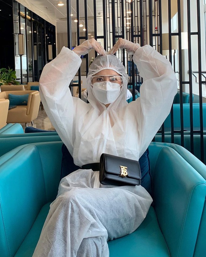 "Hôm nay Chi đã có một trải nghiệm có 1-0-2 trong cuộc đời. Đi bay mà ai cũng nhìn. Nhưng các bạn biết không, sân bay hiện được xem là nơi rủi ro lây nhiễm virus rất cao. Nên nếu điều kiện cho phép, Chi nghĩ các bạn có thể trang bị cho mình một bộ đồ bảo hộ như thế này để đảm bảo an toàn khi bay và di chuyển tại sân bay nhé" - giọng ca 9X viết trên trang cá nhân.