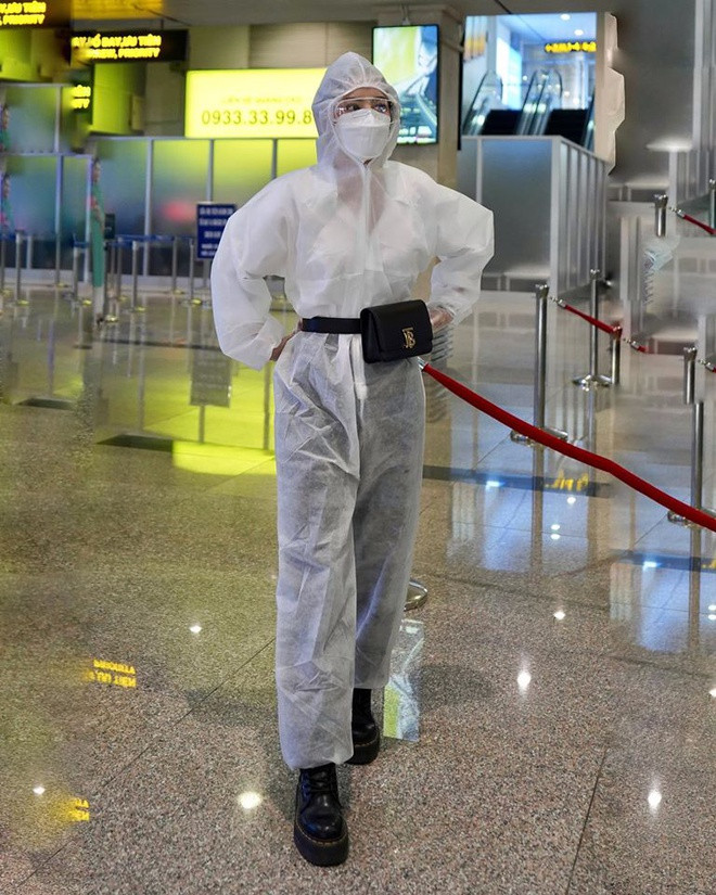 Một số bạn bè, fan khuyên Chi Pu nên bọc cả túi đeo hông để đảm bảo an toàn tuyệt đối. Đáp lại, nữ ca sĩ cho biết cô đã khử trùng phụ kiện. Chiếc túi đựng giấy tờ tùy thân, nên phải để ở ngoài.