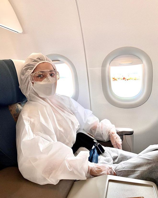 Trước đó, Chi Pu quyên góp một tỷ đồng để lắp đặt phòng cách ly áp lực âm tại Hà Nội và tài trợ 5.000 bộ trang phục bảo hộ phòng dịch. Nữ ca sĩ tâm sự: “Phần đóng góp tuy nhỏ bé nhưng Chi hy vọng không chỉ có mình mà còn nhiều người hơn nữa sẽ cùng góp sức để tiếp thêm sức mạnh cho Việt Nam, vì một cộng đồng luôn khoẻ mạnh. Chi tin rằng nếu toàn dân đồng lòng chống dịch, nhất định chúng ta sẽ thành công”.