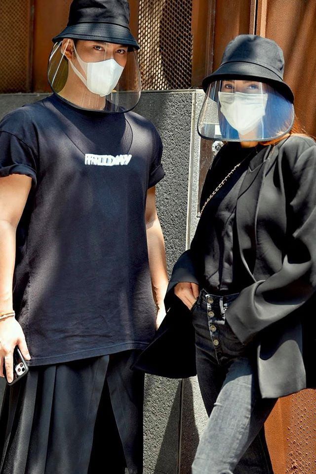 Ngoài ra, trước diễn biến phức tạp của Covid-19, nhiều sao Việt còn sử dụng những chiếc mũ có tấm che để hạn chế tiếp xúc với người khác.