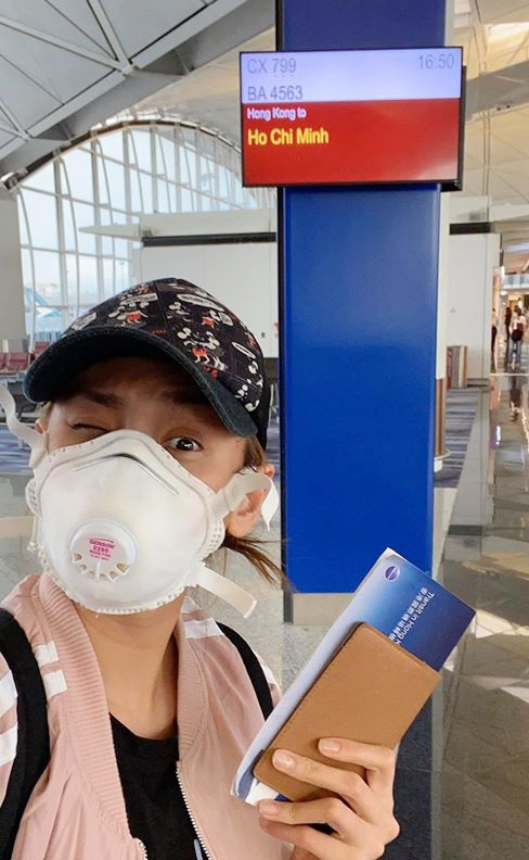 Trên trang cá nhân, chân dài cập nhật nhiều hình ảnh sinh hoạt hàng ngày với tinh thần lạc quan.