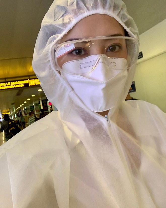 Hình ảnh Chi Pu trùm trang phục bảo hộ kín mít khi xuất hiện ở sân bay. Cô khuyên mọi người trong trường hợp bất đắc dĩ phải di chuyển đến sân bay, ai cũng nên chuẩn bị hành trang cẩn thận nhất có thể.