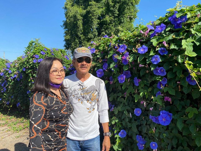 Hiện tại, danh ca Hương Lan và chồng sinh sống tại một căn hộ rộng 1000 m2 ở bang California, Mỹ. Mùa dịch Covid-19 vừa rồi khiến danh ca sinh năm 1956 có thời gian dành cho gia đình. Chia vẻ với Zing, bà cho biết: "Vợ chồng sống với nhau 34 năm nhưng chưa bao giờ ở bên cạnh nhau 3-4 tháng liền, mỗi ngày, mỗi giờ như lúc này đây. Tôi cảm thấy sự gần gũi, lo lắng cho nhau rất quan trọng và hơn tất cả".