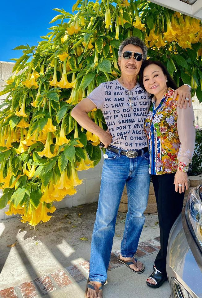 Trước đó, khi chia sẻ về cuộc sống hạnh phúc với chồng, danh ca Hương Lan bày tỏ: "Sống với nhau trên 30 năm không phải là chuyện dễ dàng vì giữa chúng tôi không có con chung, nghĩa là không phải sống vì con nhưng cái tình, cái nghĩa đi đôi chứ không chỉ là tình yêu cuồng nhiệt như thời gian đầu mới gặp nhau".