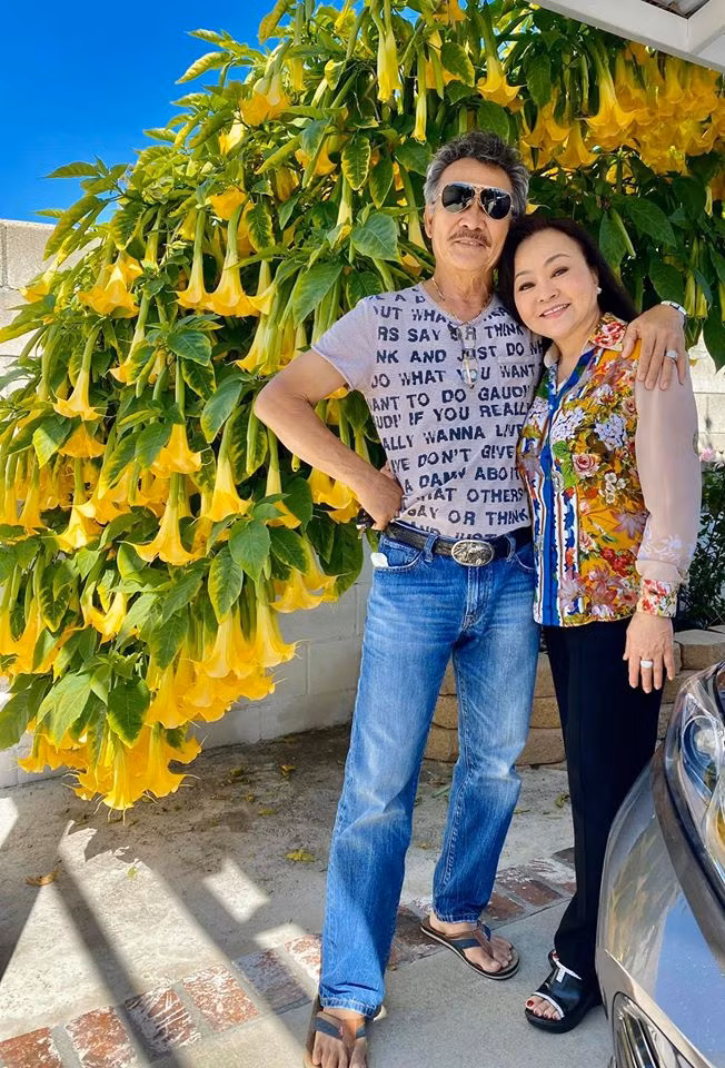 Trước đó, khi chia sẻ về cuộc sống hạnh phúc với chồng, danh ca Hương Lan bày tỏ: "Sống với nhau trên 30 năm không phải là chuyện dễ dàng vì giữa chúng tôi không có con chung, nghĩa là không phải sống vì con nhưng cái tình, cái nghĩa đi đôi chứ không chỉ là tình yêu cuồng nhiệt như thời gian đầu mới gặp nhau".