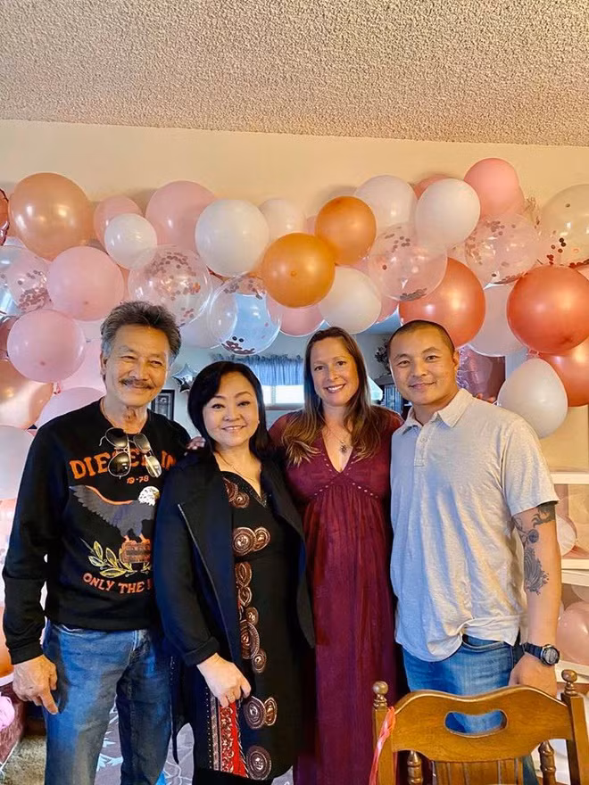 Trên trang cá nhân, Hương Lan thường xuyên khoe ảnh gia đình, những bữa tiệc cùng bạn bè, hàng xóm tại Mỹ.