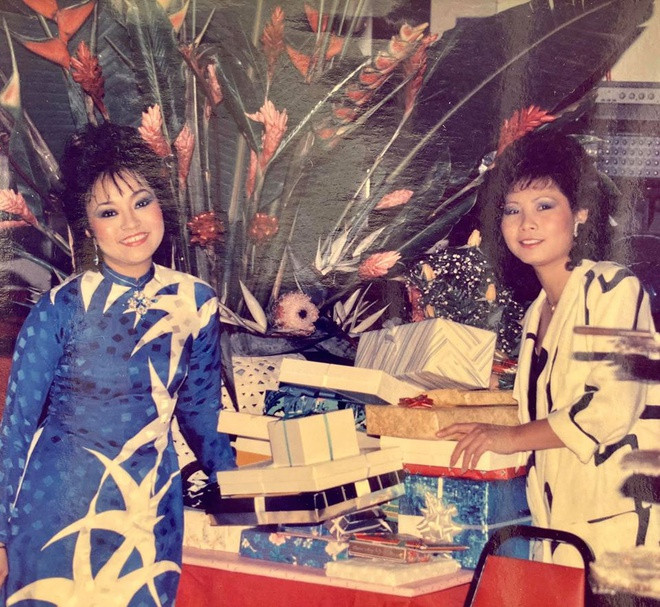 Trước khi đến với nhau, 2 vợ chồng nữ danh ca đều từng trải qua hôn nhân đổ vỡ. Sau khi ly hôn chồng, Hương Lan cùng hai con sang Mỹ định cư. Ông Quốc Toản vốn là một kỹ sư hàng không. Từ khi nghỉ hưu, ông luôn ở bên vợ trong các chuyến lưu diễn, sự kiện.