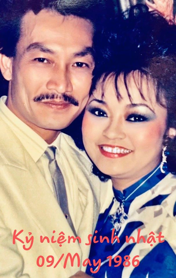 Trên trang cá nhân, danh ca Hương Lan chia sẻ lại loạt ảnh chụp vào ngày sinh nhật tròn 30 tuổi của bà (9/5/1986). "Mới đó mà đã hơn 34 năm, thời gian qua thật nhanh. Sinh nhật năm ấy, chúng tôi quen nhau vừa đúng 3 tháng", bà viết. Đính kèm bài đăng là những bức ảnh tình cảm của Hương Lan và ông xã. Cả hai dành cho nhau những cử chỉ tình cảm khiến khán giả thích thú.