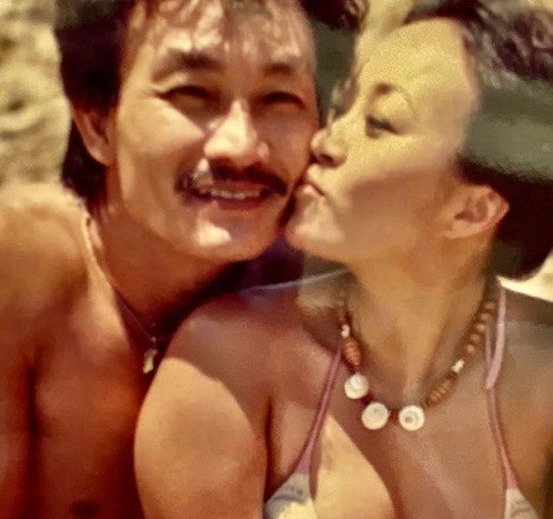 Hầu hết bạn bè đều dành lời khen cho nhan sắc hồi trẻ của danh ca hải ngoại. Trong các bức ảnh, Hương Lan đều cười tươi, để lộ rõ nét hạnh phúc khi ở bên ông xã. Ông Quốc Toản cũng được nhận xét mang vẻ đẹp lãng tử khi còn trẻ.