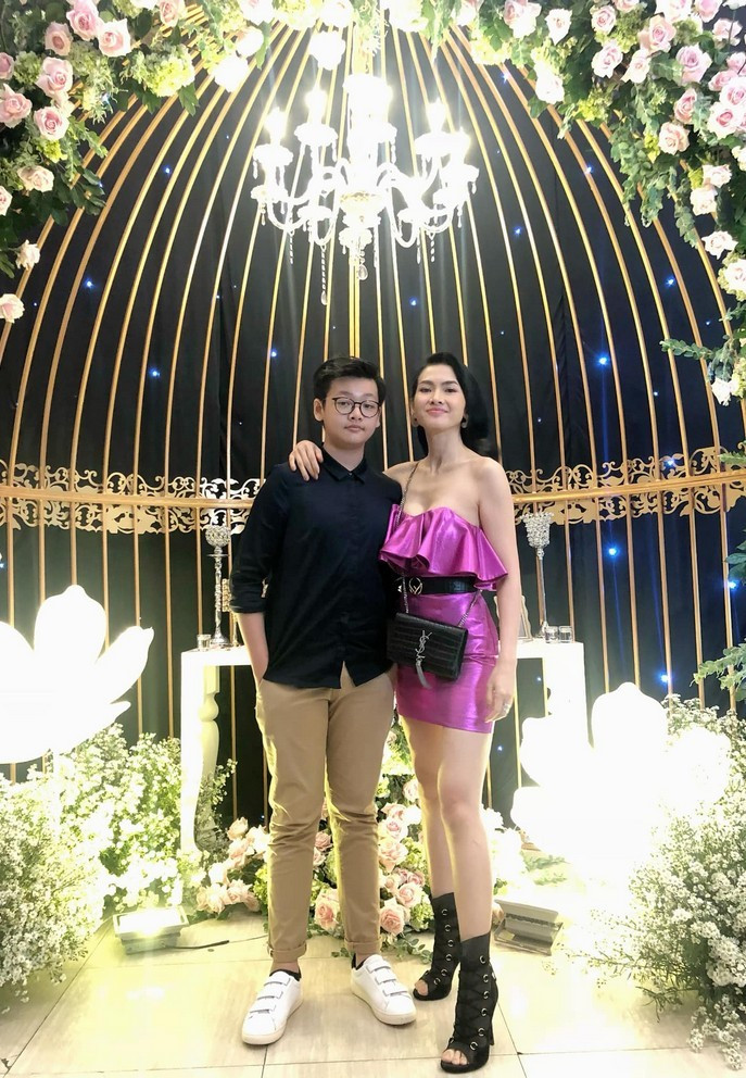 Thậm chí, trong một số khung hình, cậu còn trông cao hơn cả mẹ.