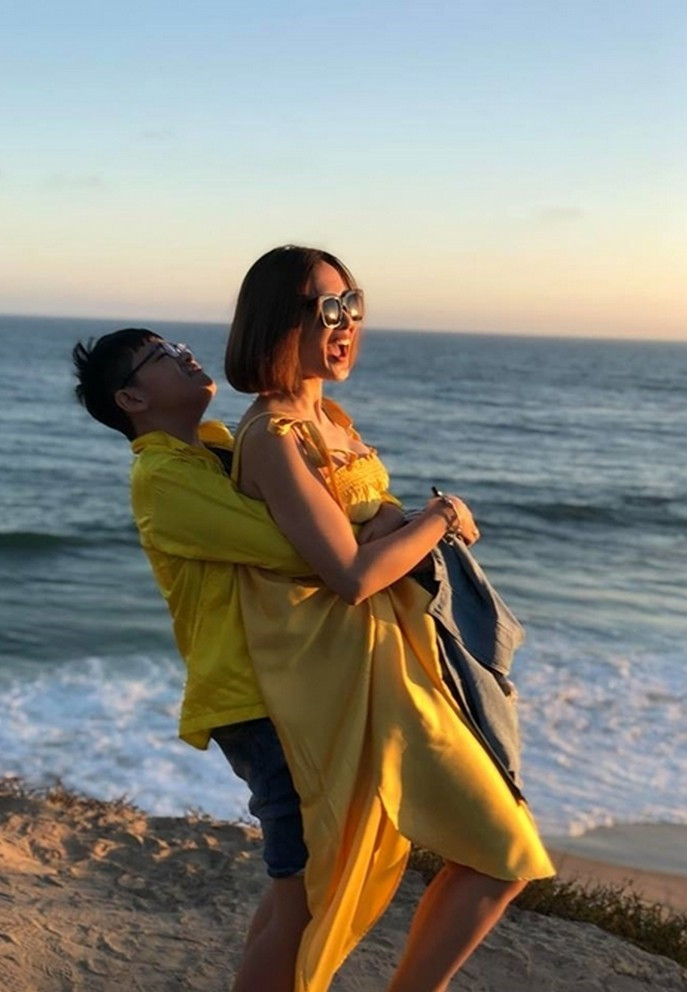 Về cách giáo dục con, Anh Thư cố gắng để trở thành người bạn, sẵn sàng chia sẻ mọi vui buồn. Nữ người mẫu ngợi khen, động viên khi con đạt kết quả tốt.