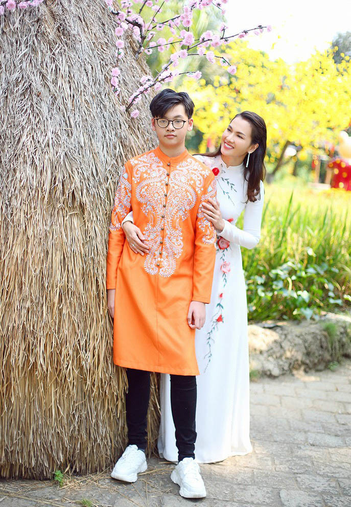 Tuy nhiên, con trai trưởng thành nên trở nên đằm tính, ít chia sẻ với mẹ hơn so với khi còn nhỏ: "Tôi hiểu rằng có nhiều điều con muốn chia sẻ với bạn bè của mình thay vì nói cho mẹ nhưng vẫn hụt hẫng. Tôi luôn cố gắng tôn trọng thế giới riêng của con”.