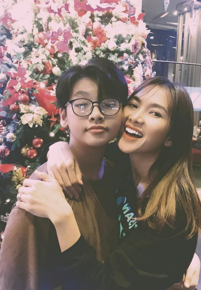 Cựu người mẫu từng tiết lộ con trai di truyền chiều cao từ bố mẹ. Cô cũng không gò ép con vào chế độ ăn uống, tập luyện căng thẳng mà để bé phát triển tự nhiên.