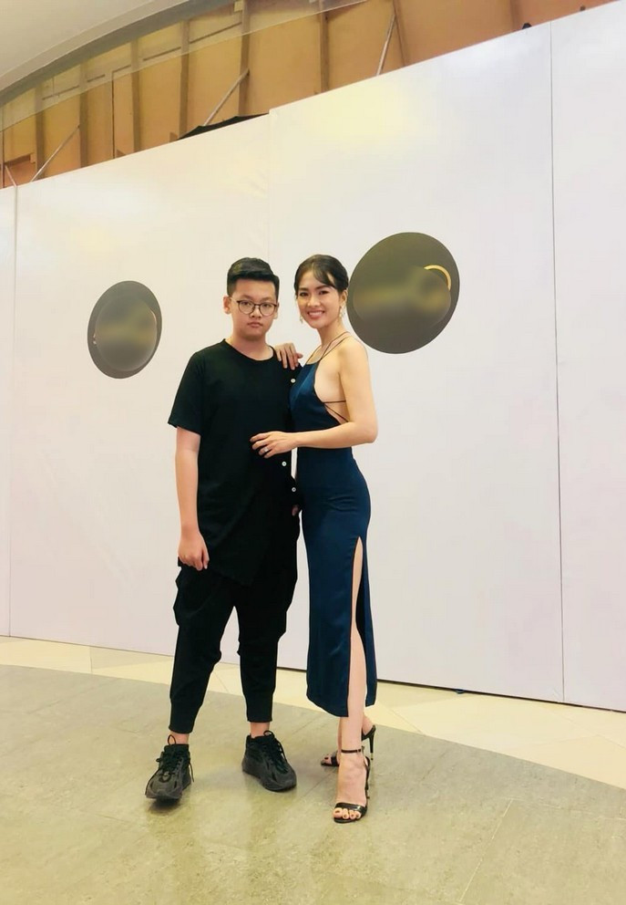 “Khi con trai ở giai đoạn đang trưởng thành, tôi gặp chút áp lực. Song bản thân là một người mẹ, tôi hạn chế công việc để quan tâm con nhiều hơn, đồng hành cùng sự khôn lớn của con. Điều may mắn là Tiểu Long hiểu được sự vất vả của mẹ nên con cố gắng trong học tập và cuộc sống. Có thể nói, đến thời điểm hiện tại, con trai là niềm tự hào nhất của tôi”, cô chia sẻ.