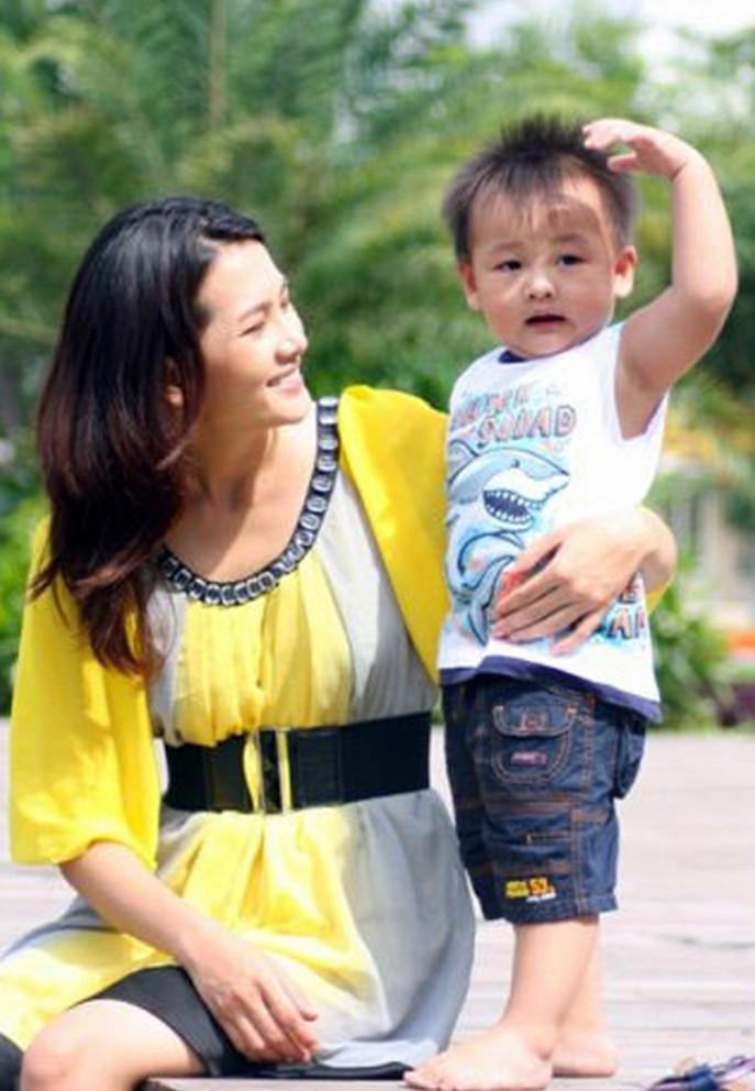 Sau đổ vỡ, cựu người mẫu làm mẹ đơn thân nuôi con suốt nhiều năm qua.