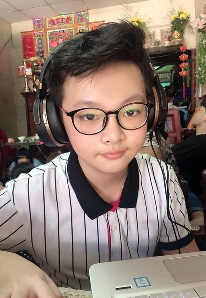 So với hình ảnh thuở bé, Tiểu Long giờ đã lớn phổng phao với vẻ ngoài điển trai.