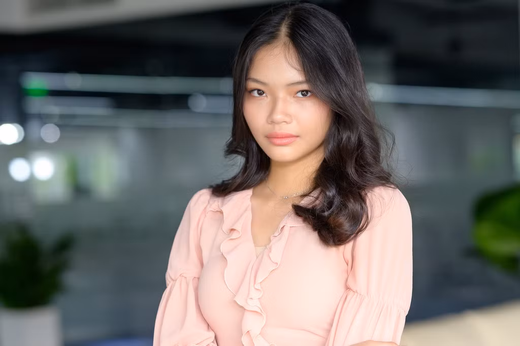 Nguyễn Thanh Trâm được cộng đồng mạng chú ý một phần bởi cô là cháu gái của diễn viên Trang Nhung. Cô cao 1,74 m, ấp ủ ước mơ làm người mẫu từ nhỏ. Thanh Trâm cho biết cô muốn đánh dấu tuổi 18 bằng việc đi thi hoa hậu. Nữ sinh đang tham gia khóa học catwalk để bổ sung kỹ năng cần thiết. Ảnh: Bá Ngọc.