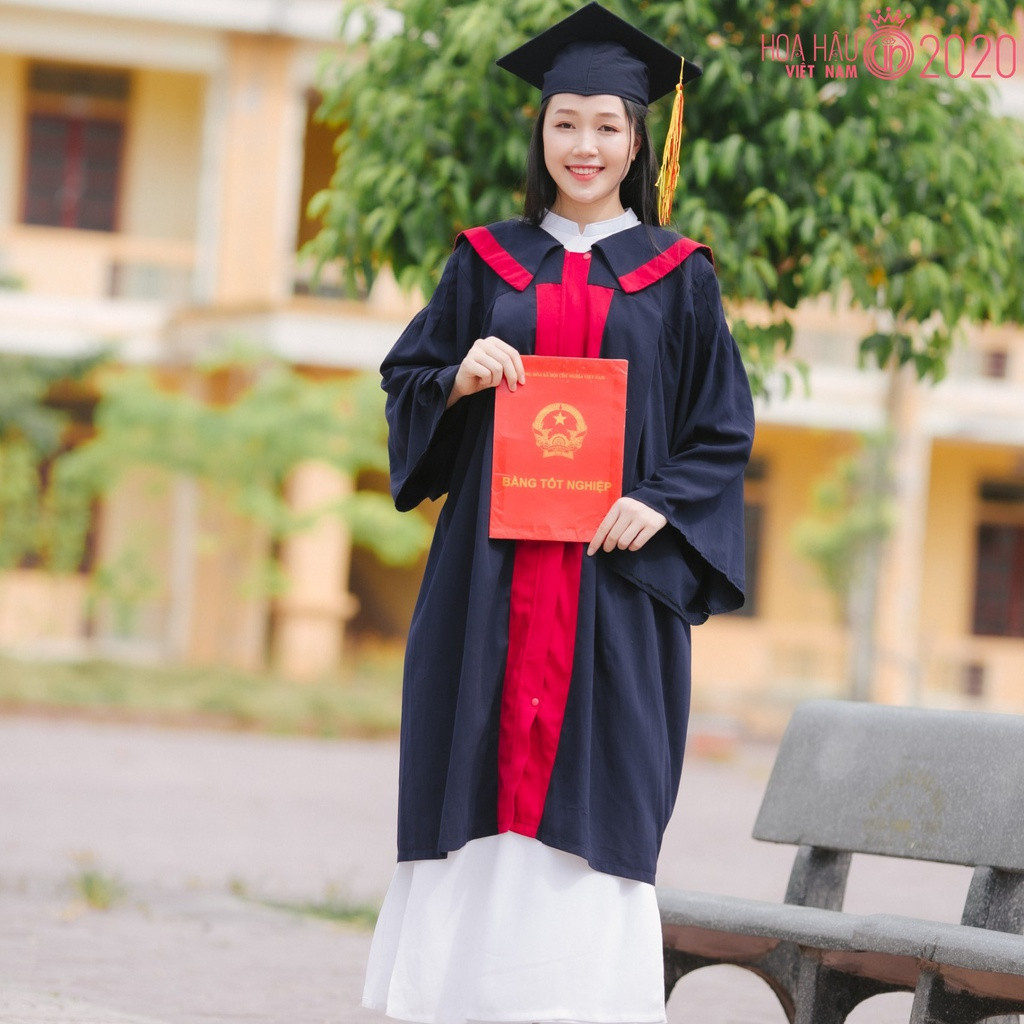 Cô gái 18 tuổi chia sẻ cha mẹ chính là nguồn động lực để cô đến với cuộc thi Hoa hậu Việt Nam: "Về những bức hình đăng ký dự thi, tôi cùng mẹ bắt xe từ nhà đến thành phố Vinh chụp. Mẹ bị say xe nhưng vẫn cố gắng đi ủng hộ con gái. Bên cạnh đó, tôi còn được các thầy cô giáo, bạn bè khuyến khích".