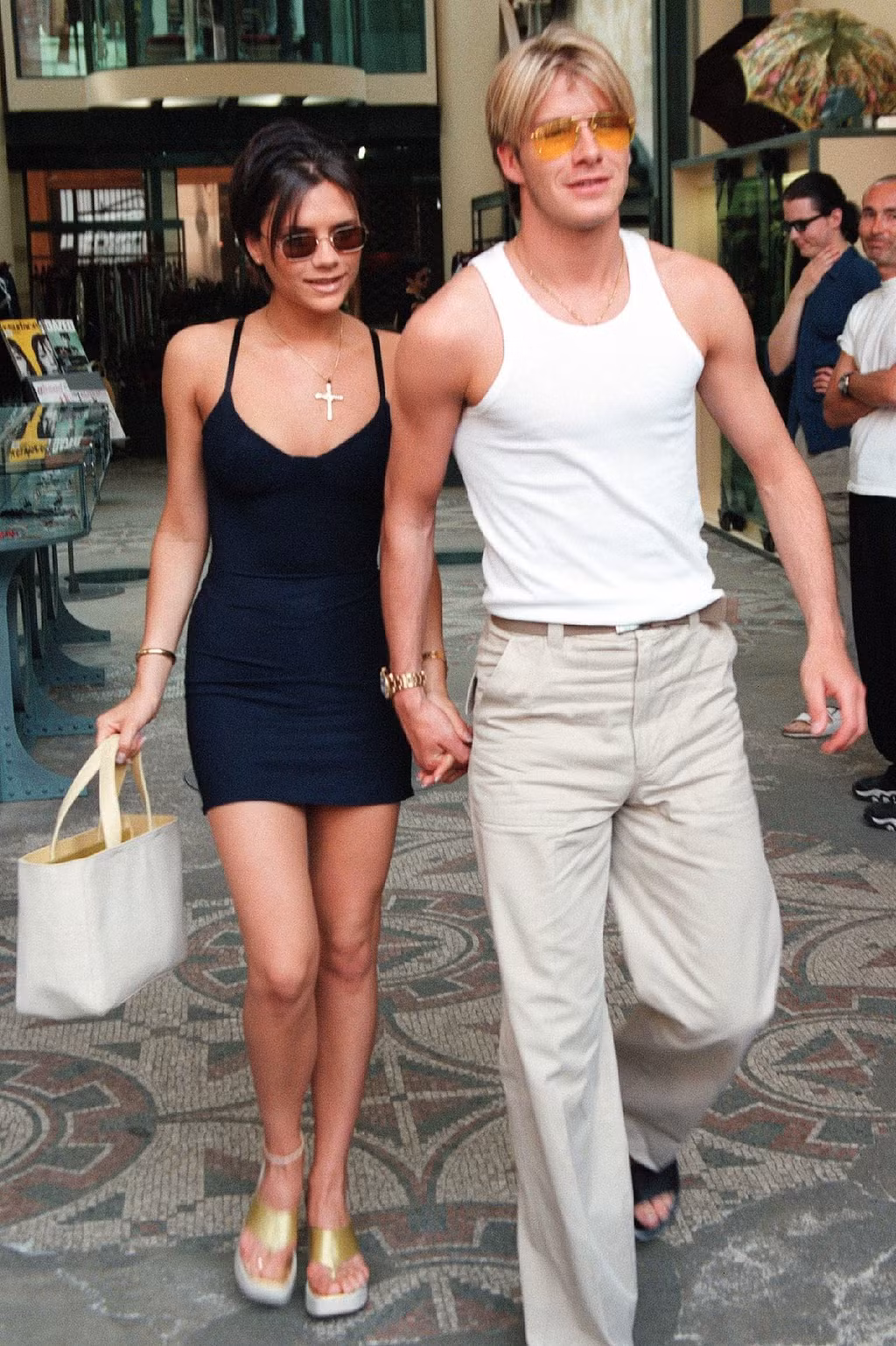 Tu truyen cua Victoria: Tiet lo soc David Beckham la ke thu ba-Hinh-2