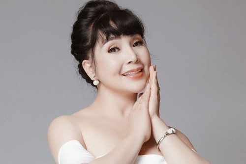 Ở tuổi 56 và đã lên chức bà ngoại, nhưng diễn viên “Em bé Hà Nội” ngày nào vẫn khiến nhiều người sững sờ trước nhan sắc không tuổi và phong cách ăn mặc trẻ trung với tóc búi cao, áo hai dây khoe vai trần và vòng 1 đầy đặn.