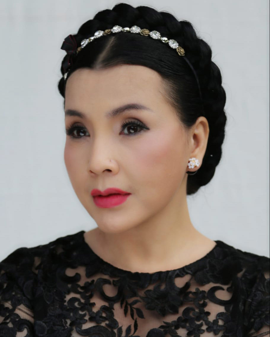 Tuy nhiên bên cạnh đó, NSND Lan Hương nhận về rất nhiều sự quan tâm của khán giả, cũng có không ít tranh cãi về nhan sắc hiện tại của nữ nghệ sĩ khi cho rằng cô can thiệp thẩm mỹ để kéo dài tuổi thanh xuân.