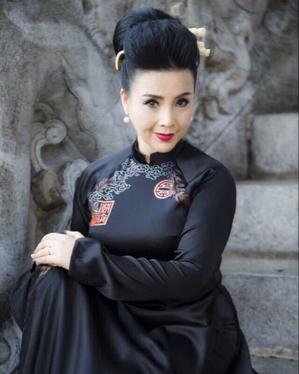 Nữ nghệ sĩ thừa nhận có can thiệp thẩm mỹ vùng 2 bên má vì vấn đề tuổi tác nhưng không làm mắt hay môi.