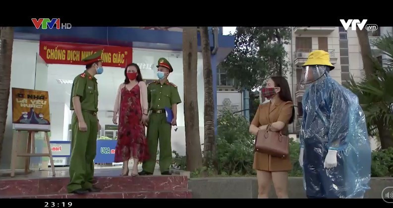 "Trong lúc chúng tôi đang tiến hành sản xuất lại có sự bùng phát thêm về dịch bệnh, nguy cơ càng ngày càng cao hơn, đồng thời có sự chỉ thị của Chính phủ về việc càng ngày càng phải tăng cường chống dịch hơn. Do vậy bản thân đội ngũ sản xuất phải tính toán và điều tiết lại, giảm bớt những cái không cần thiết đều phải tính. Đặc biệt trong quá trình tác nghiệp lại có sự hỗ trợ, tham gia của các đơn vị chức năng của Đài, đặc biệt là lãnh đạo Đài. Tổng giám đốc luôn sâu sát hỏi xem các phương tiện tác nghiệp của chúng tôi có đảm bảo an toàn không, có cần hỗ trợ gì không. Sự khích lệ, động viên và quan tâm sâu sát đó giúp chúng tôi hoàn thành nhiệm vụ của mình và khắc phục được khó khăn", đạo diễn Đỗ Thanh Hải - Giám đốc VFC chia sẻ về quá trình thực hiện phim 'Những ngày không quên'.