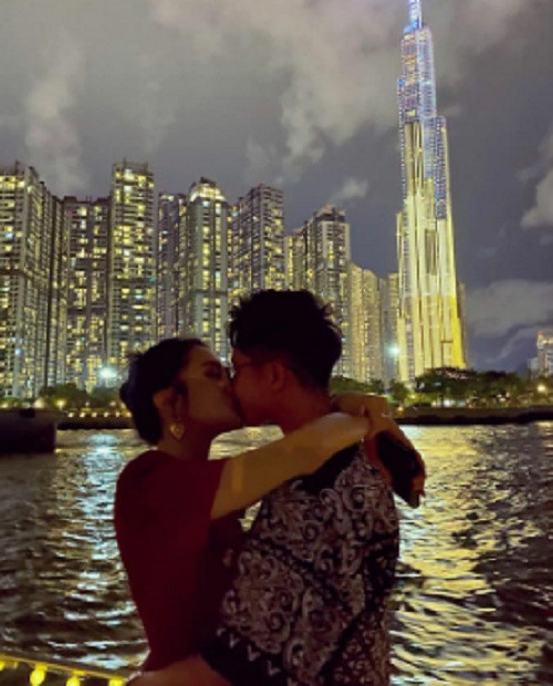 Fan đau tim trước màn hôn không ngừng của Hương Giang và bạn trai. Nhiều người đùa vui Hương Giang hôn bạn trai từ chiều đến đêm.