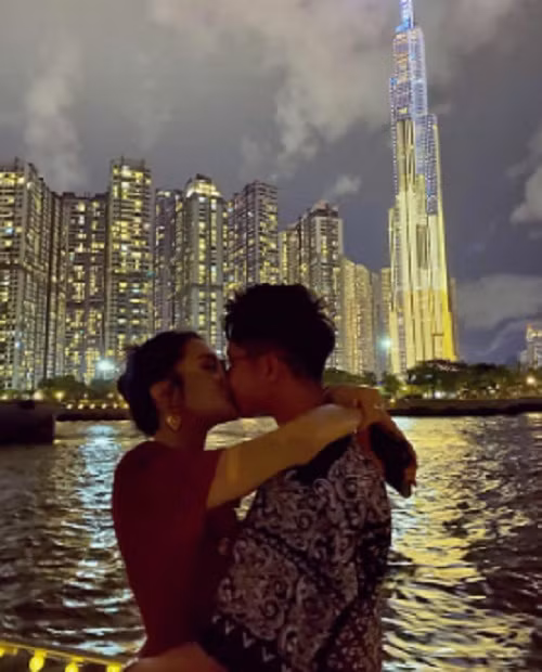 Fan đau tim trước màn hôn không ngừng của Hương Giang và bạn trai. Nhiều người đùa vui Hương Giang hôn bạn trai từ chiều đến đêm.