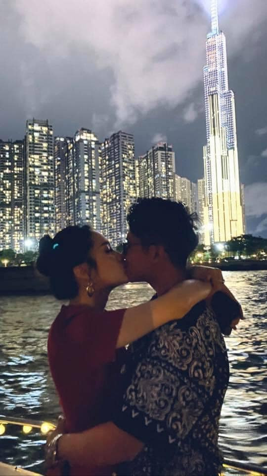 Trong khi đó, Matt Liu cũng chia sẻ ảnh hôn Hương Giang cùng lời có cánh: "Thật vô nghĩa khi che giấu cảm xúc của chúng ta với thế giới, những khoảnh khắc đáng nhớ là để được chia sẻ".