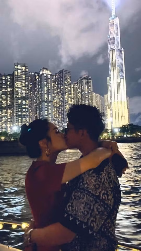 Trong khi đó, Matt Liu cũng chia sẻ ảnh hôn Hương Giang cùng lời có cánh: "Thật vô nghĩa khi che giấu cảm xúc của chúng ta với thế giới, những khoảnh khắc đáng nhớ là để được chia sẻ".