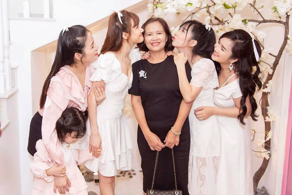 Tham dự sự kiện khai trương mới đây, Nhã Phương xuất hiện bên mẹ và hai chị em gái ruột. Trung thành với phong cách "bánh bèo" nữ tính, nữ diễn viên lựa chọn chiếc đầm trắng, tay bồng, xếp bèo điệu đà. Dù đã sinh con được gần 2 năm nhưng vóc dáng của bà xã Trường Giang vẫn ngày càng gầy gò chưa hề lấy lại phong độ. Cụ thể, trong bức ảnh ở góc nghiêng, body của người đẹp 9X mỏng dẹt, vòng 1 lép kẹp.