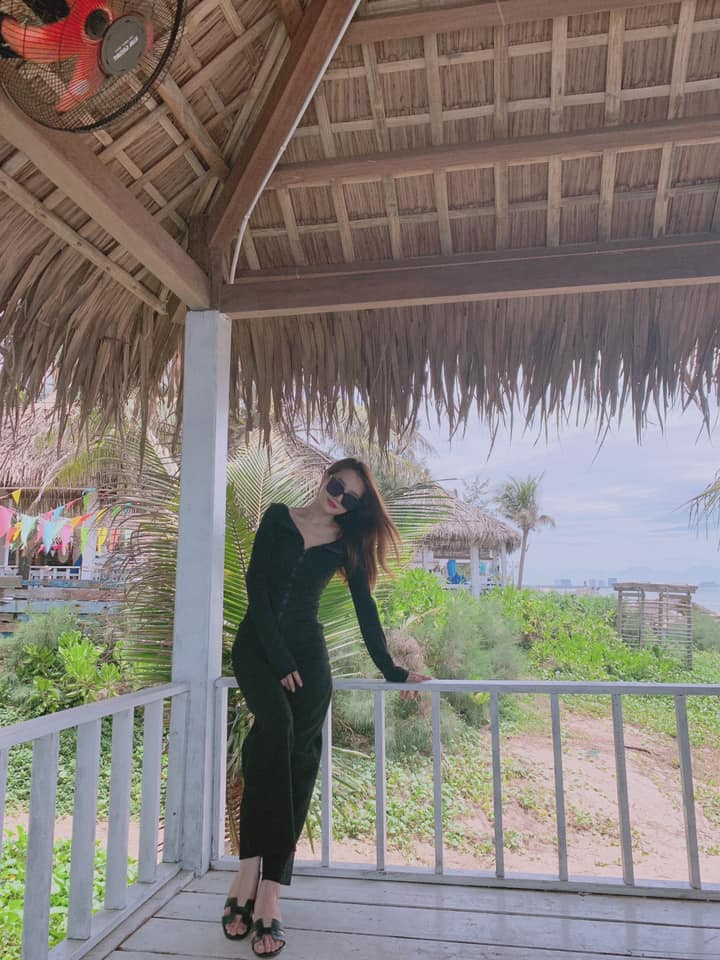 Đã thế, nữ diễn viên lại diện nguyên set đồ tuyền đen càng tự tố cáo body mỏng như lá lúa của mình.