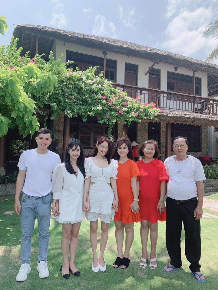 Đôi chân gầy của Nhã Phương luôn là tâm điểm chú ý.