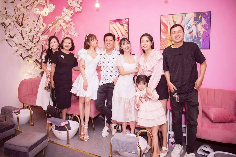 Đến bức hình toàn thân thì cô để lộ đôi chân gầy gò, khẳng khiu như que củi.