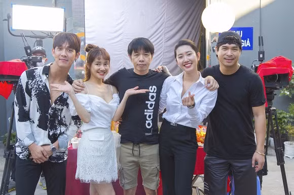 Cô nàng để lộ xương ngực như dao găm, kém sức sống.