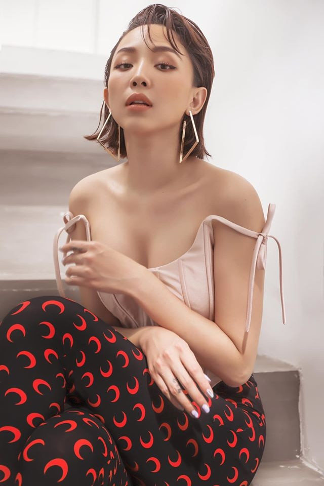 Vốn là người sỡ hữu vóc dáng thon thả cùng với phong cách gợi cảm, bà xã Hoàng Touliver thu hút mọi ánh nhìn mặt dù đã bước qua buổi băm.