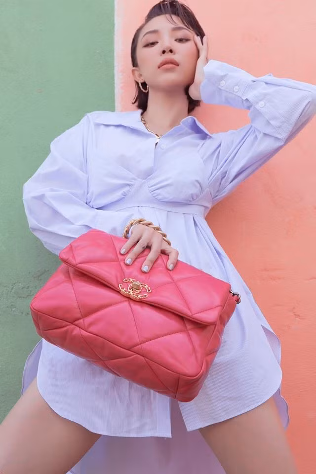 Sau khi kết hôn, cả hai vợ chồng vẫn ít xuất hiện cùng nhau. Thế nhưng chỉ cần nhìn vào mắt Tóc Tiên, nhiều người đều tin chắc rằng cô đang thực sự hạnh phúc.