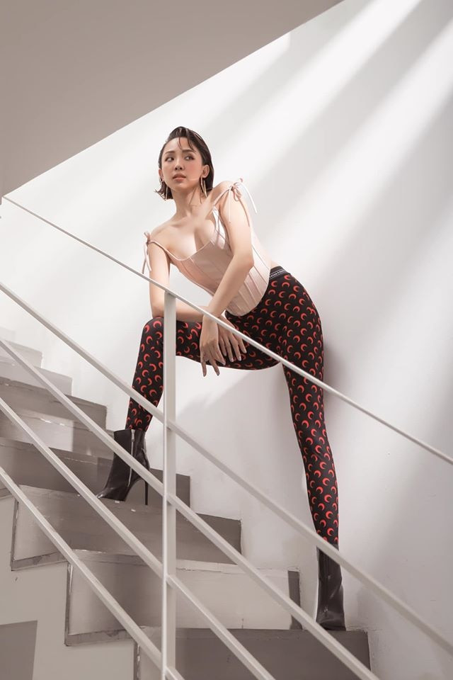 Trên trang cá nhân của mình, mới đây giọng ca "Ngày tận thế" khiến nhiều người xốn xang không thôi khi khoe trọn bộ ảnh mới của mình. Thần thái “chanh xả”, gu thời trang chất lừ, nhan sắc đỉnh cao chính là điều mà mọi người thấy rõ ở Tóc Tiên sau hôn lễ.