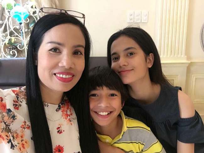 Diễn viên Lê Hóa từng được khán giả biết đến khi góp mặt trong nhiều bộ phim nổi tiếng như Bỗng dưng muốn khóc, Vừa đi vừa khóc... Con gái của Lê Hóa là Emma - mang trong mình 2 dòng máu Việt Nam, Tây Ban Nha.