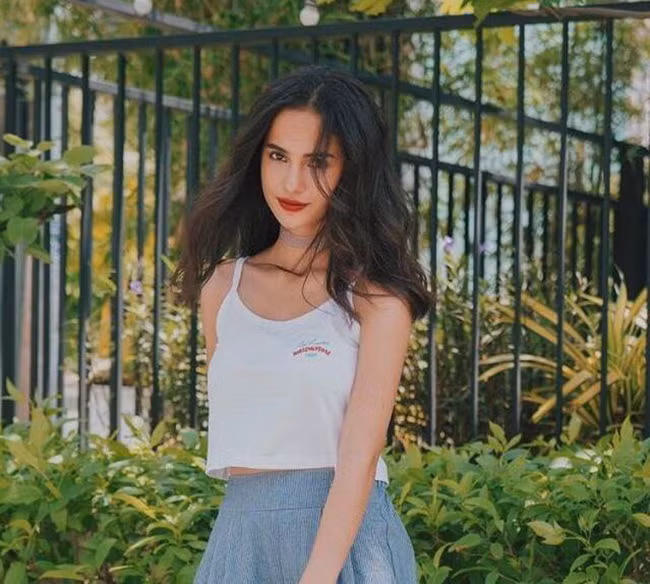 Emma là sinh viên ĐH Quốc tế, ĐH Quốc gia TP.HCM. Cô sử dụng thành thạo 4 ngoại ngữ Anh, Pháp, Tây Ban Nha, Việt Nam.